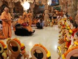 Swamishri performs murti-pratishtha rituals of all murtis