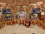 Swamishri blesses all the devotees