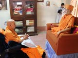  Swamishri engaged in darshan of Brahmaswarup Yogiji Maharaj