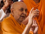  Swamishri blesses devotees