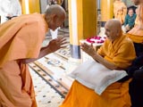  Pujya Mahant Swami bids Jai Swaminarayan to Swamishri