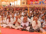  Devotees engaged in Swamishri's darshan