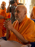  Swamishri engaged in darshan of Thakorji