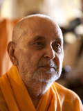  Swamishri engaged in darshan of Thakorji