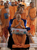  Swamishri bids Jai Swaminarayan