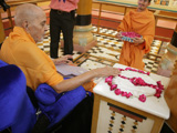  Swamishri reverentially touches holy charnarvind of Bhagwan Swaminarayan in the Rang Mandap