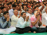 Devotees engaged in darshan of Swamishri