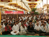  Devotees engaged in darshan of Swamishri