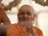  Swamishri bids Jai Swaminarayan to devotees