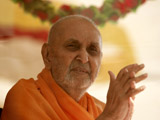  Swamishri bids Jai Swaminarayan to devotees