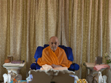  Swamishri performs his morning puja