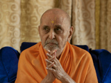  Swamishri bids Jai Swaminarayan 