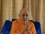  Swamishri bids Jai Swaminarayan 