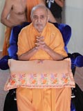  Swamishri performs pradakshina of Yogiji Maharaj