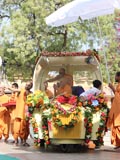  Swamishri bids Jai Swaminarayan to devotees