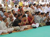  Devotees engaged in darshan of Swamishri