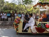  Youths engaged in darshan of Swamishri