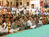 Devotees engaged in darshan of Swamishri
