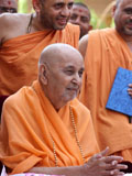  Swamishri in a divine mood in the Smruti Mandir pradakshina