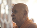 Swamishri engaged in darshan of Thakorji