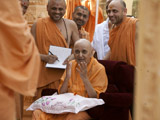 Swamishri in a divine mood in the Smruti Mandir pradakshina