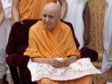  Swamishri in a divine mood in the Smruti Mandir pradakshina