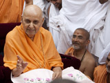  Swamishri in a divine mood in the Smruti Mandir pradakshina