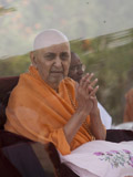  Swamishri bids Jai Swaminarayan to devotees