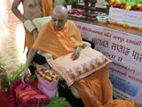 Swamishri performs pujan of Bhagwat pothi for a Bhagwat Parayan in Tajpur