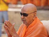  Swamishri bids Jai Swaminarayan
