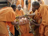  Sadhus honor Swamishri with a garland of malas