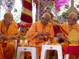 Pujya Mahant Swami applies chandlo to Pujya Doctor Swami