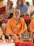  Pujya Viveksagar Swami delivers a discourse