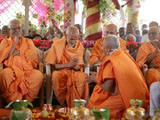  Pujya Mahant Swami honors Pujya Satsagijivan Swami with a garland
