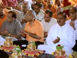  Devotees engaged in dhun