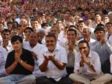  Devotees engaged in Swamishri's darshan