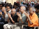  Devotees engaged in Swamishri's darshan