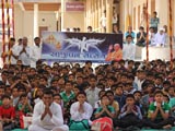  Kids engaged in Swamishri's darshan