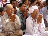  Devotees engaged in Swamishri's darshan