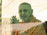  Swamishri bids Jai Swaminarayan to devotees