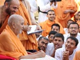  Swamishri in a divine mood in the Smruti Mandir pradakshina