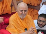  Swamishri in a divine mood in the Smruti Mandir pradakshina