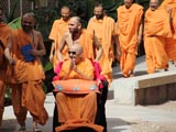  Swamishri arrives for Thakorji's darshan