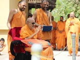  Swamishri bids Jai Swaminarayan to devotees