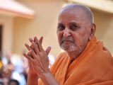  Swamishri bids Jai Swaminarayan 