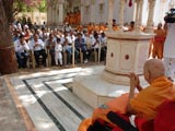  Swamishri bids Jai Swaminarayan to devotees