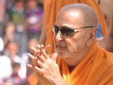  Swamishri bids Jai Swaminarayan