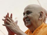  Swamishri bids Jai Swaminarayan to all
