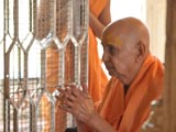  Swamishri engaged in Thakorji's darshan