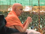  Swamishri bids Jai Swaminarayan to all